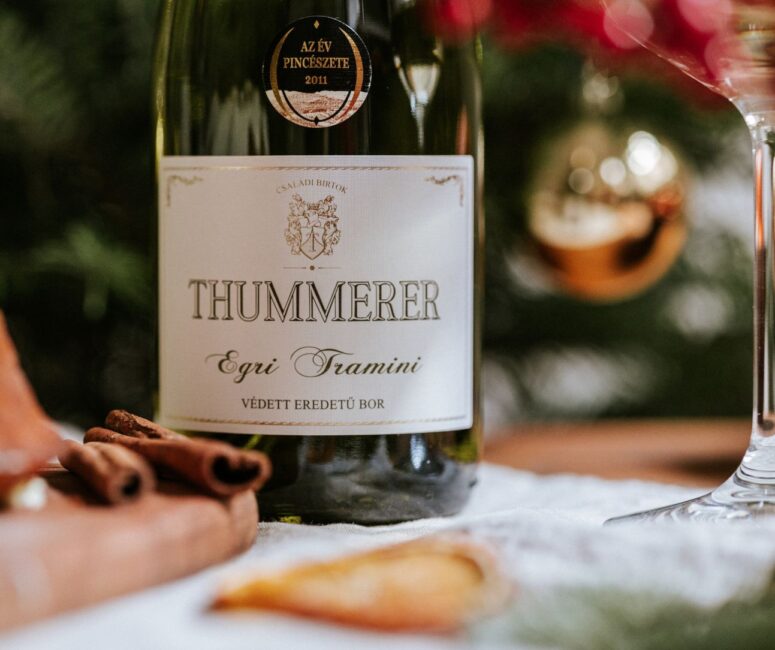 Egy palack Thummerer Egri Tramini 2018 egy karácsonyi asztalra helyezve.